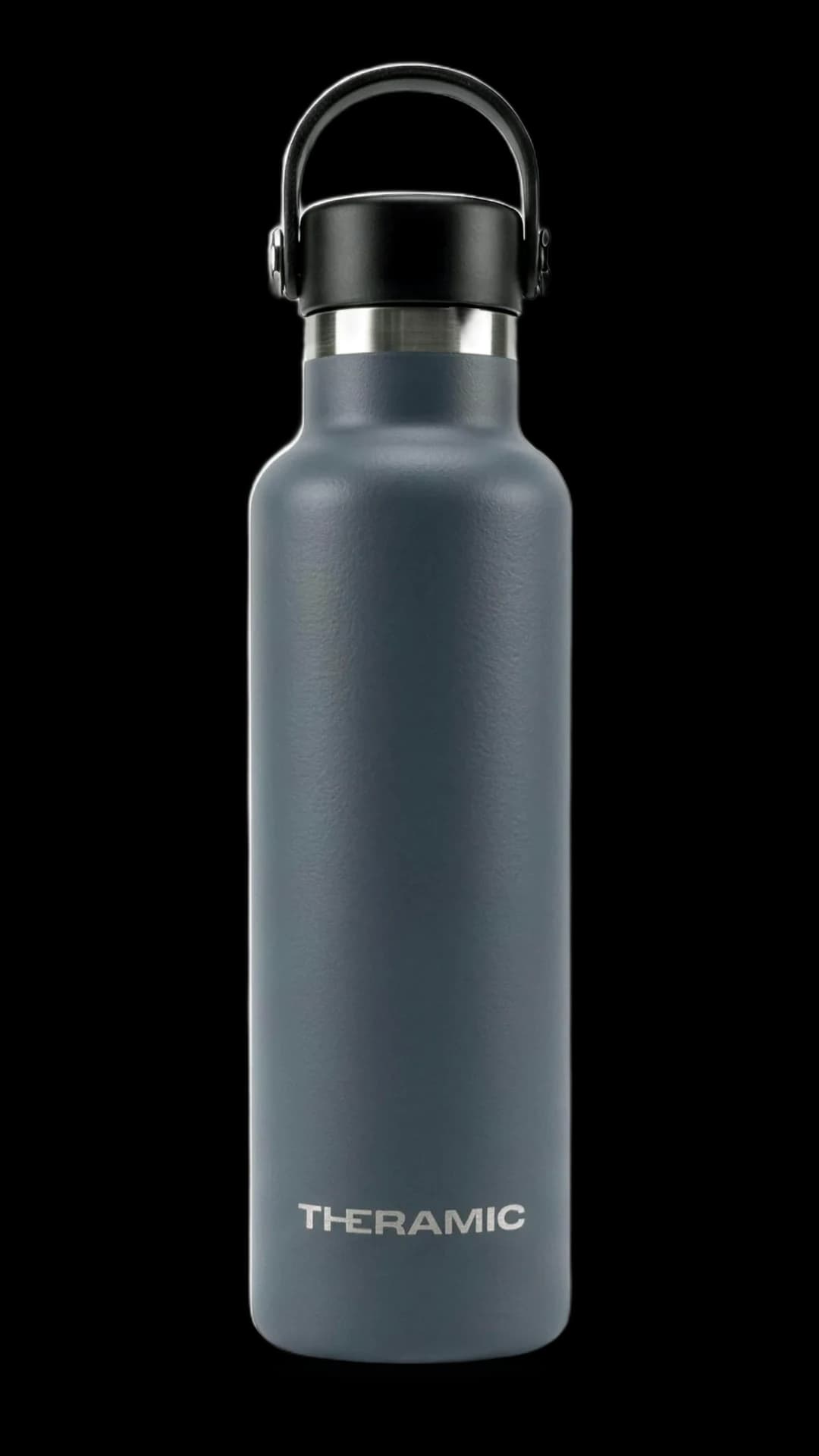 Botella térmica Theramic Grafito de 600 ml, de pie, con el tapón negro de asa y el logo grabado abajo