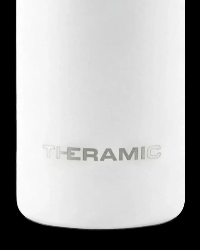 Detalle del acabado Blanco Roto mate y del logotipo THERAMIC grabado en el cuerpo de la botella