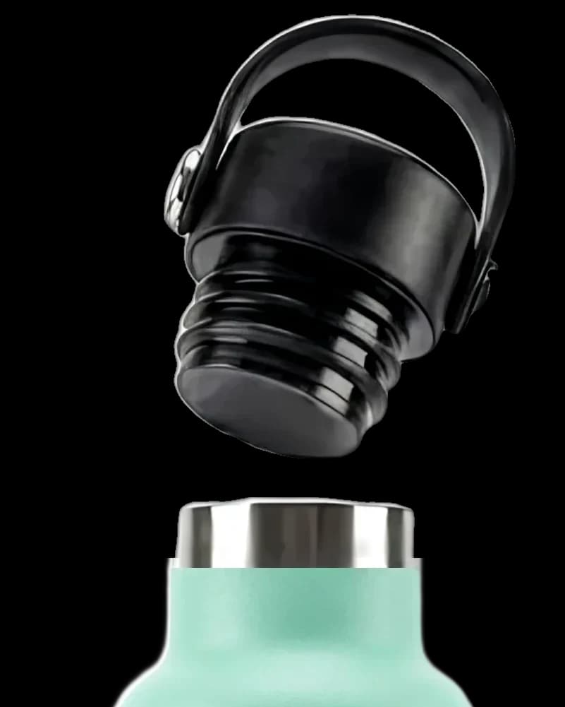 Detalle del tapón hermético en el aire y del collarín de acero de la botella Theramic en acabado Menta