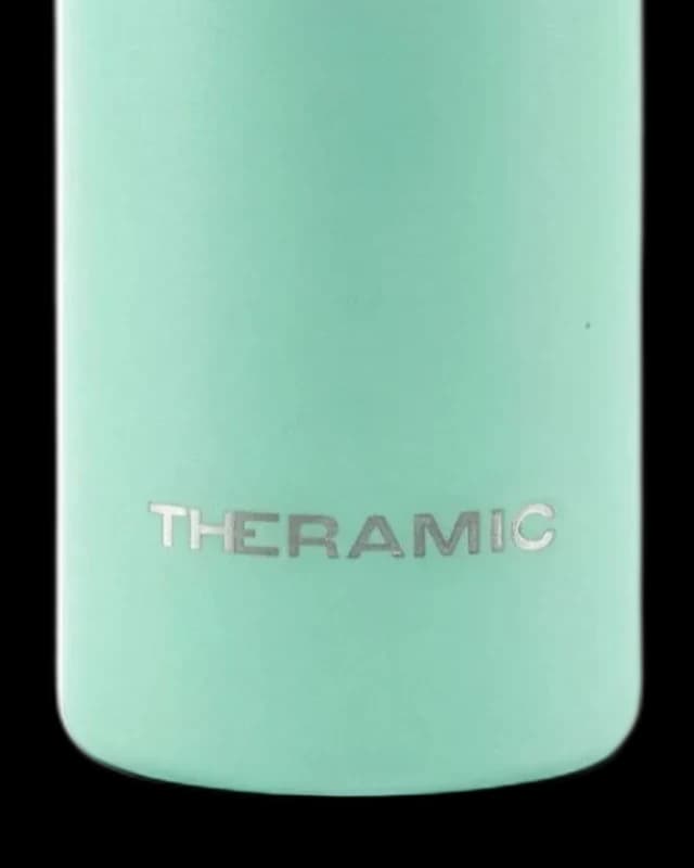 Detalle del acabado Menta mate y del logotipo THERAMIC grabado en el cuerpo de la botella