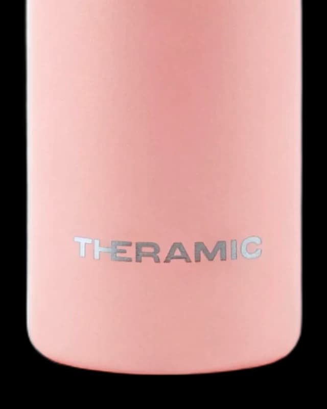 Detalle del acabado Rosa mate y del logotipo THERAMIC grabado en el cuerpo de la botella