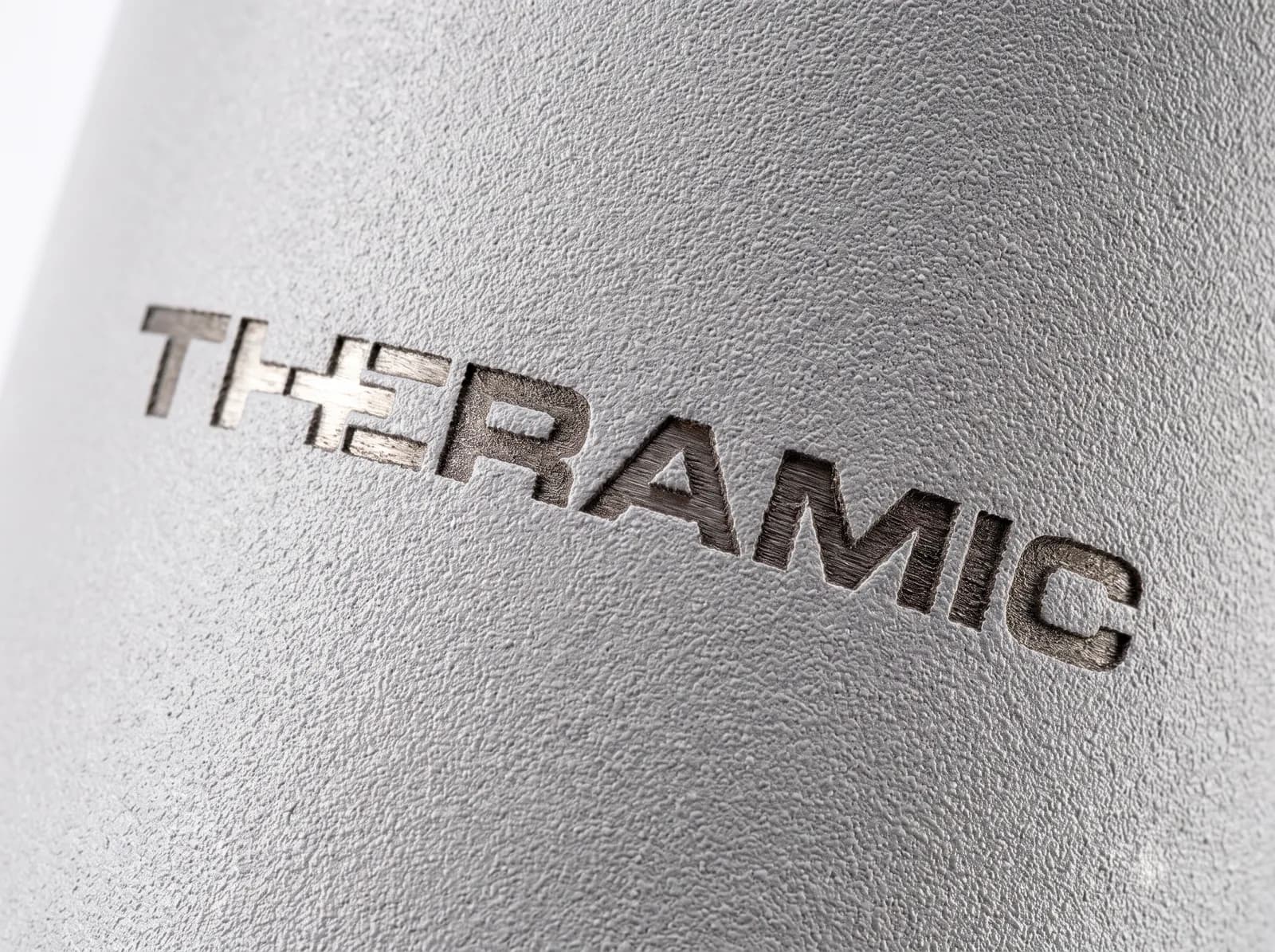 Botella térmica blanco roto con el logo THERAMIC grabado con láser: el acero apenas contrasta con la capa mate